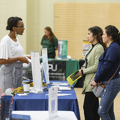 students talking to a potential institution at a transfer fair