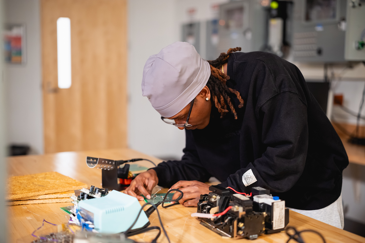 Electrical engineering technology learning in a lab setting